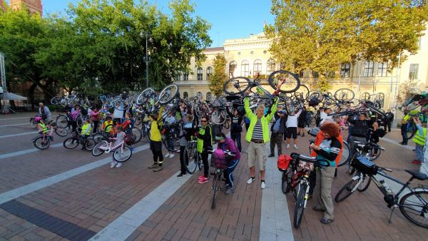 Több mint száz kerékpáros hívta fel a bringásokra a figyelmet (Fotó: Kovács Dénes)