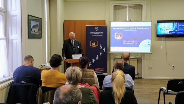 Vozár Márton alelnök a Békés Megyei Kereskedelmi és Iparkamara előadásán. Fotó: behir.hu/ V.D.