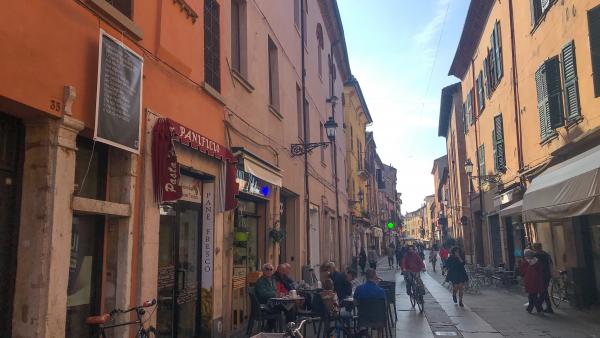 Reggel Ferrara városában