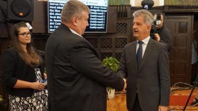 Ando György Szarvas Péter polgármestertől vette át a kitüntetést