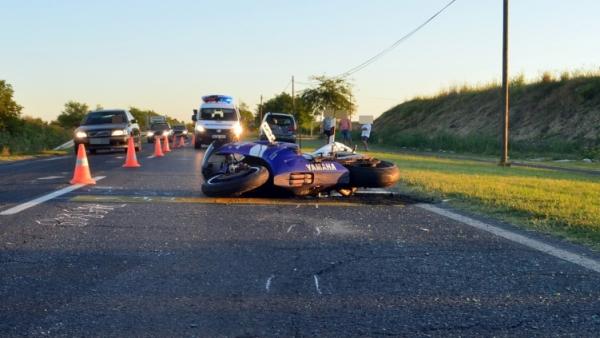 Békés külterületén egy motorkerékpárral közlekedő férfi hátulról nekiütközött egy személygépkocsinak és súlyosan megsérült