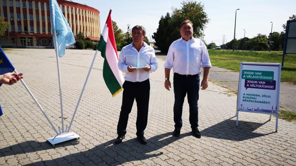 „Visszaadjuk a Csabai Kolbászfesztivált a békéscsabaiaknak!” címmel tartott sajtótájékoztatót az LMP, az MSZP és a liberálisok szövetsége. Fotó: Papp Ádám