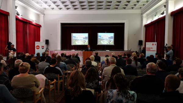 Dr. Rákossy Balázs, az európai uniós források felhasználásáért felelős államtitkár mondta el az elmúlt öt év eredményeit Sarkadon. Fotó: Papp Ádám