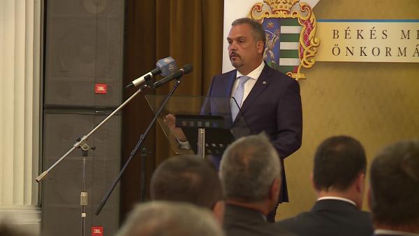 Zalai Mihály, a Békés Megyei Önkormányzat Közgyűlésének elnök az elmúlt öt év eredményeiről számolt be a szerdai, ünnepi megyegyűlésen. Fotó: Fazekas Róbert