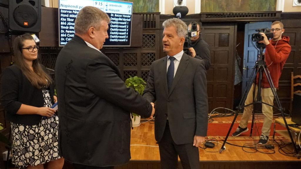 Ando György részesült a közgyűlés elismerésében, melyet Szarvas Péter polgármester adott át. Fotó: Bucsai Ákos