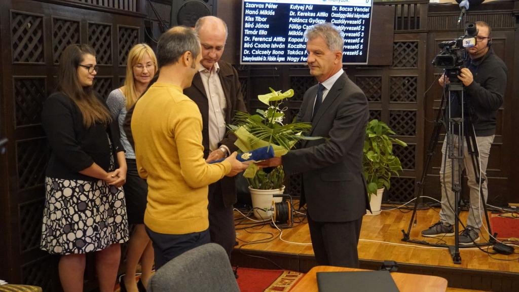 Uhrin Viktor művészeti vezető és Sándor Ottó elnök vette át Szarvas Pétertől a közgyűlés elismerését. Fotó: Bucsai Ákos