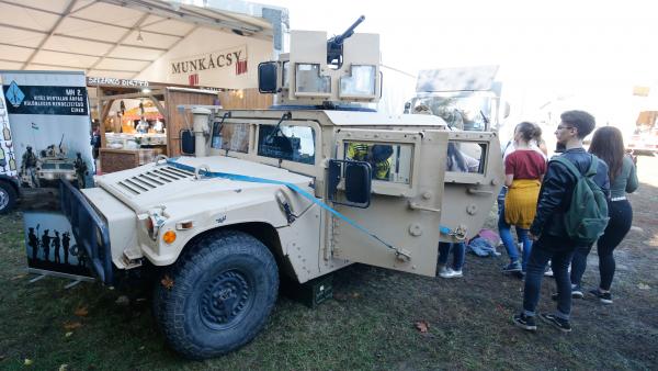 Katonai terepjáró a kolbászfesztiválon. Fotó: Csabai Kolbászfesztivál
