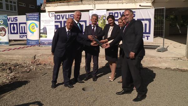 Időkapszulát helyeztek el a Békéscsabai Nyomdaipari Tudás-és Képzőközpont alapkőletételénél. Fotó: Fazekas Róbert