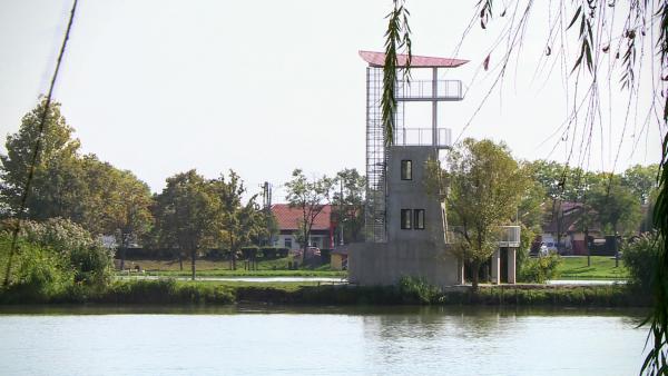 Sarkadon az Éden-tavaknál épült kilátó - ez is a 170 millió forintos beruházás része. Fotó: 7.TV/Koovács Dénes