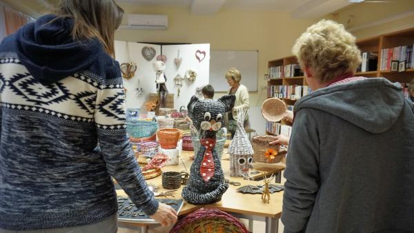 Papírcsodákból nyílt kiállítás a Lencsési Könyvátrban. Fotó: behir.hu/V.D.