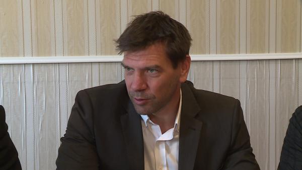 Miklós Attila, az MSZP Békéscsabai szervezetének elnöke  2019.10.08.-i tájékoztatóján. Fotó: 7.TV/Fazekas Róbert