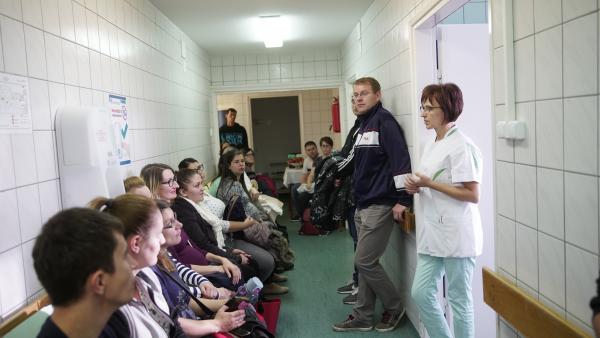 Hevesi Ágnes, az Orosházi Kórház Szülészet Nőgyógyászati Osztályának főnővére beszél a megjelentekhez. Fotó: Rosta Tibor/OrosCafé.hu