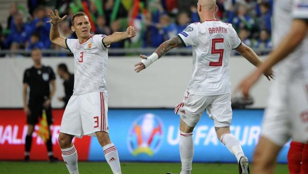 A gólszerző Korhut Mihály (b) és Baráth Botond (Fotó: MTI/Czagány Balázs)