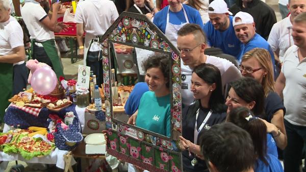 Szijjártó Péterrel fotózkodtak a gyúrók