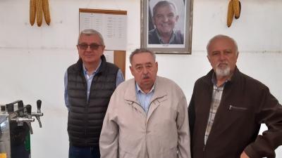 Uhrin Sándor, Dékány Ferenc és dr. Ambrus Zoltán Uhrin Zoltán fotójával a háttérben (fotó: Csabai Kolbászfesztivál)