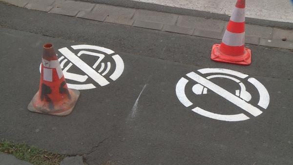 Két új piktogram figyelmeztet arra a belvárosban, hogy mi ne tegyünk, miközben átsétálunk a zebrán. Fotó: 7.TV/Kugyelka Attila