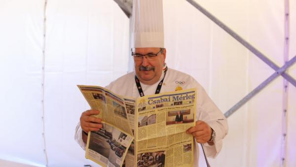 Prohászka Béla a Csabai Kolbászfesztiválon lapozott bele az újságba (fotó: Máthé Csongor)