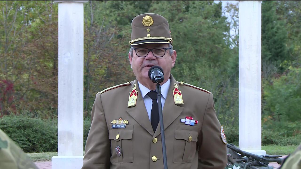 Az aradi vértanúk emléknapján, Gyulán Prof. Dr. Csikány Tamás ezredes tartott beszédet. Kép: 7.TV/Kovács Dénes