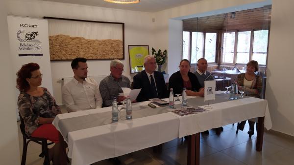 Márton Anitát és Eperjesi Lászlót köszöntötték a Veszely Csárdában. Fotó: Máthé Csongor / behir.hu