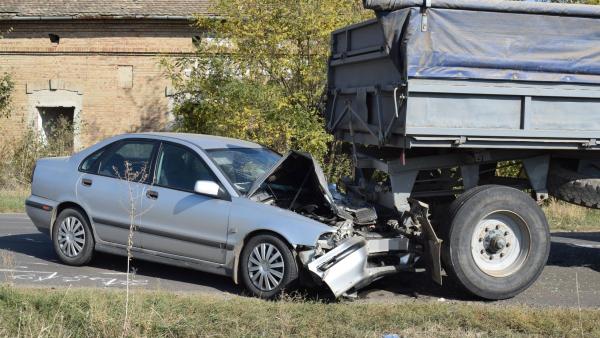 Orosháza külterületén személyautó ütközött össze egy lassú járművel (fotó: police.hu)
