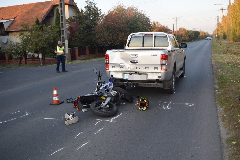 Szeghalmon egy segédmotoros kerékpárral közlekedő férfi hátulról nekihajtott egy személyautónak (fotó: police.hu)