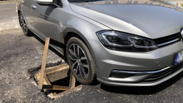 Fedetlen aknára hajtott egy autós Békéscsabán. Fotó: police.hu