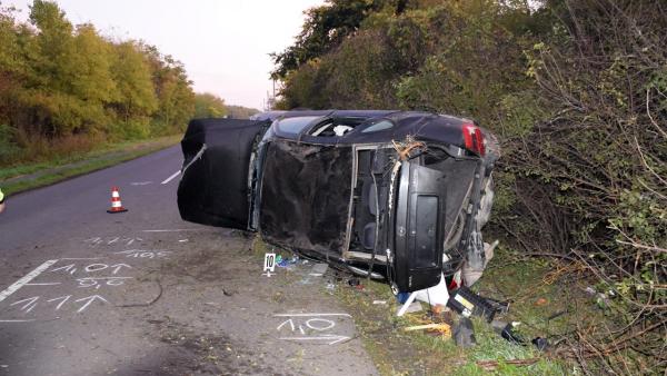 Gyula külterületén egy személygépkocsi egy jobbra ívelő kanyarban letért az útról és árokba borult (fotó: police.hu)
