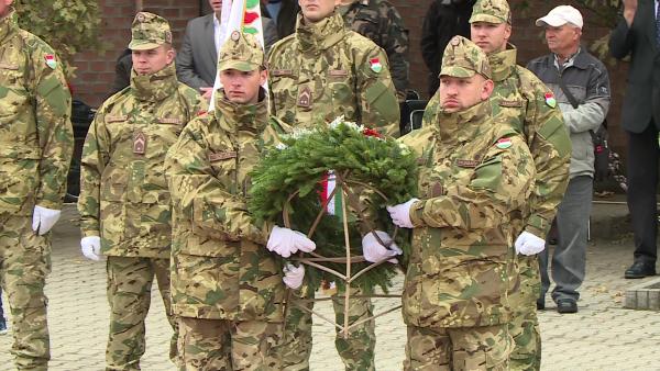 Katonák visznek koszorút az aradi vértanúk emlékművéhez Gyulán, 2019.10.06.-án. Kép: 7.TV/Kovács Dénes