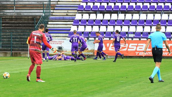 Kicsi a rakás: nagy öröm a csabai gólnál (Fotó: Milyó Pál)