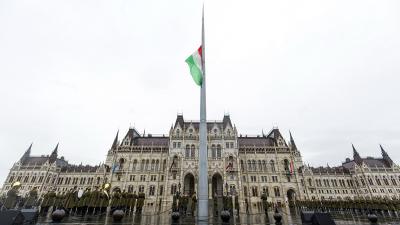 Katonai tiszteletadás mellett felvonják, majd félárbócra engedik Magyarország nemzeti lobogóját az Országház előtti Kossuth Lajos téren az 1956-os forradalom és szabadságharc leverésének 63. évfordulóján, a nemzeti gyásznapon (Fotó: MTI/Mohai Balázs)