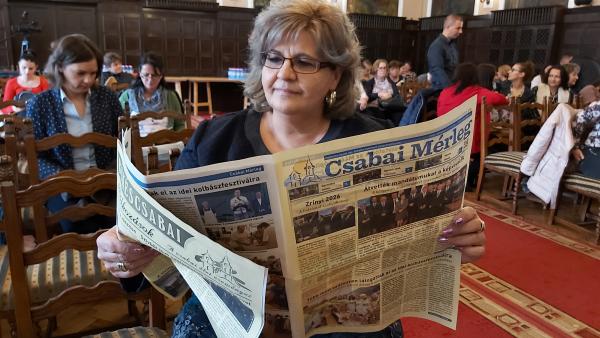 A Békéscsabai Családsegítő és Gyermekjóléti Központ csütörtöki rendezvényén már átlapozták a Csabai Mérleg legfrissebb számát (fotó: Papp Ádám)