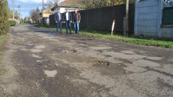 Dr. Mokán István a helyszínen mérte fel az útburkolat állapotát - (Fotó: Sarkad Város)