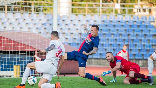 Polényi Gábor (szemben) áldozatos védőmunkájára nagy szüksége lesz a csabai csapatnak (Fotó: vasasfc.hu)