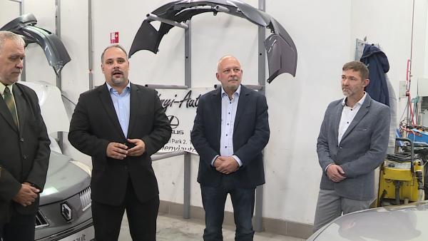 A Meszlényi-Autó Kft. összesen négy gépjárművet adományozott a Békéscsabai Szakképzési Centrumnak 