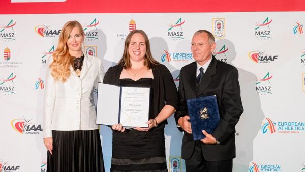 Márton Anita (középen) edzőjével, Eperjesi Lászlóval és Szabó Tünde államtitkárral (Fotó: MTI/Máthé Zoltán)