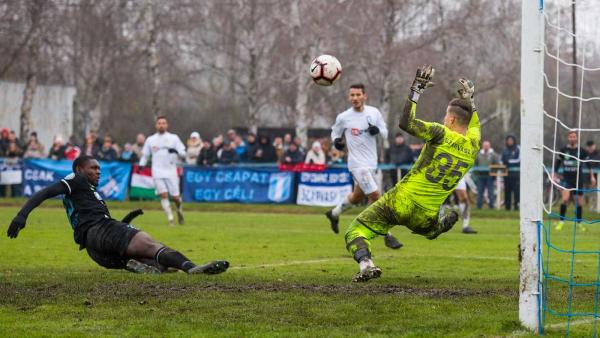 Krnács hárítja Ikoba lövését (Fotó: Babák Zoltán)