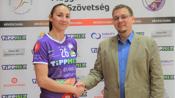 Ivana Mitovic és Paláncz György klubelnök a szerződés aláírásakor (Fotó: Békéscsabai Előre NKSE)