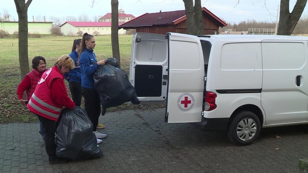 A BRSE két játékosa segített megtölteni a Magyar Vöröskereszt autóját (Fotó: Fazekas Róbert)