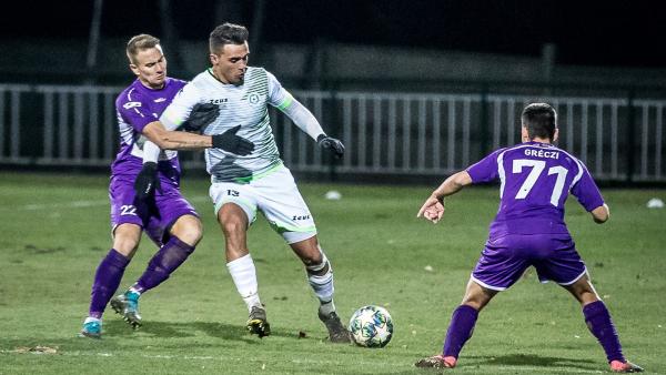 Csemer Gyula (középen) a második félidő felénél sérült meg - (Fotó: Balogh Ákos)