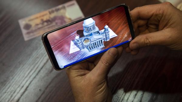 A ForintApp okostelefonos applikáció, ami egy lakossági pénzvizsgáló alkalmazásnak a kiterjesztett valósággal (AR) működő játék funkciója (MTI fotó: Mónus Márton)