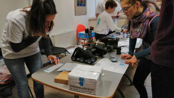 Robotok és gimnazisták - (Fotó: behir.hu)