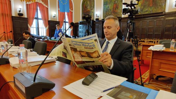 Opauszki Zoltán tanácsnok már a közgyűlés előtt átlapozta a Csabai Mérleg legfrissebb számát (fotó: Varga Diána)
