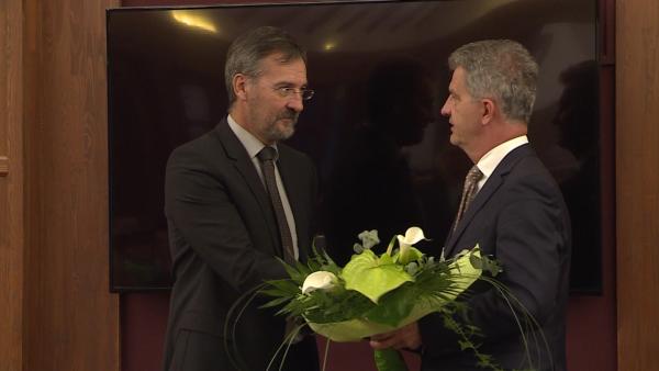 Békéscsabai Evangélikus Szeretetszolgálat munkatársai nevében Kutyej Pál vette át a kitüntetéseket Szarvas Pétertől - (Fotó: behir.hu)