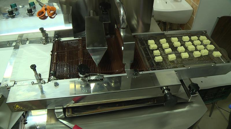 A csokoládétemperáló gép szegítségével kapja a szaloncukor a roppanós csokoládébevonatot. Fotó: Kugyelka Attila