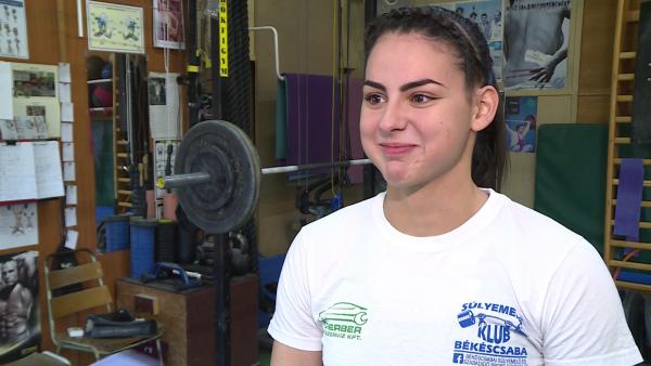 Mitykó Veronika örül az elismerésnek, amely nagy löketet ad a számára - (Fotó: behir.hu)