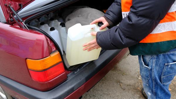 60 liter ismeretlen eredetű alkoholt foglaltak le a pénzügyőrök a 44-esen. Fotó: NAV