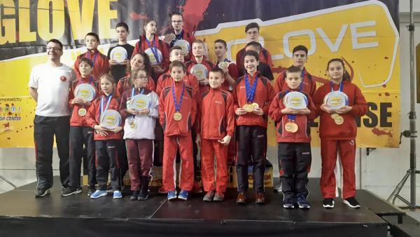 Debreczeni Dezső csapata az olaszországi kick box Európa-kupán. Fotó: egyesület