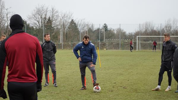 Schindler Szabolcs oktatja fiait a taktikáról– (Fotó: Hidvégi Dávid)