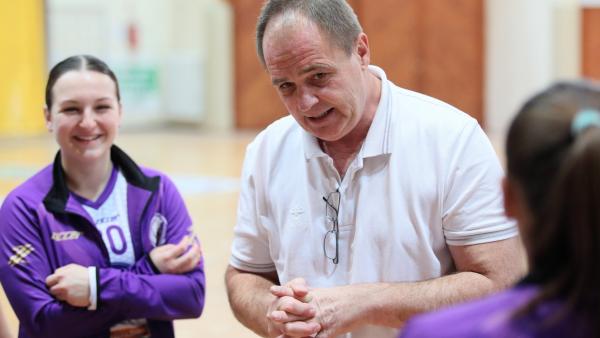 Fábián Csaba magyaráz a játékosainak – (Fotó: Antal János)