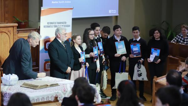 A Peregrin verseny első helyezettjei, a gyulai iskola diákjai. Fotó: MRE RCSE